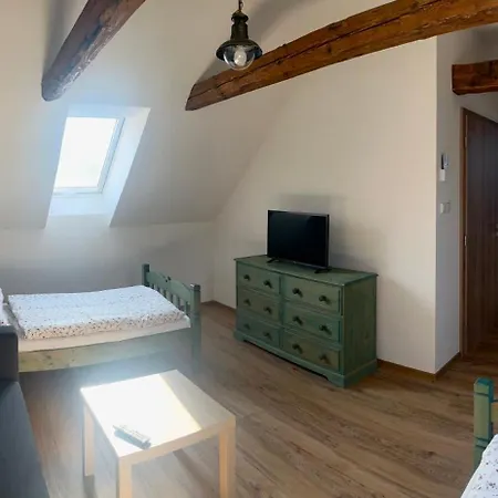 Statek Bezdedice * Hostomice